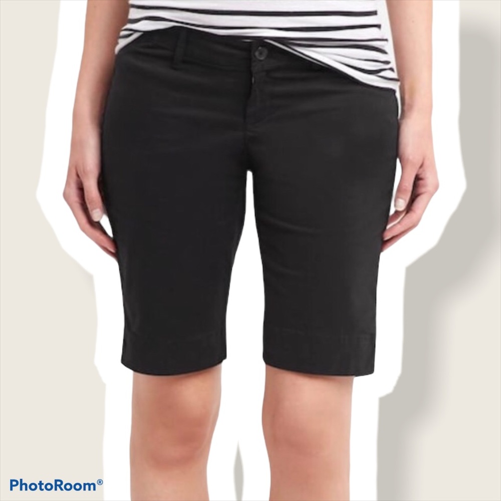 Gap Maternity Shorts - black Bermuda, under belly